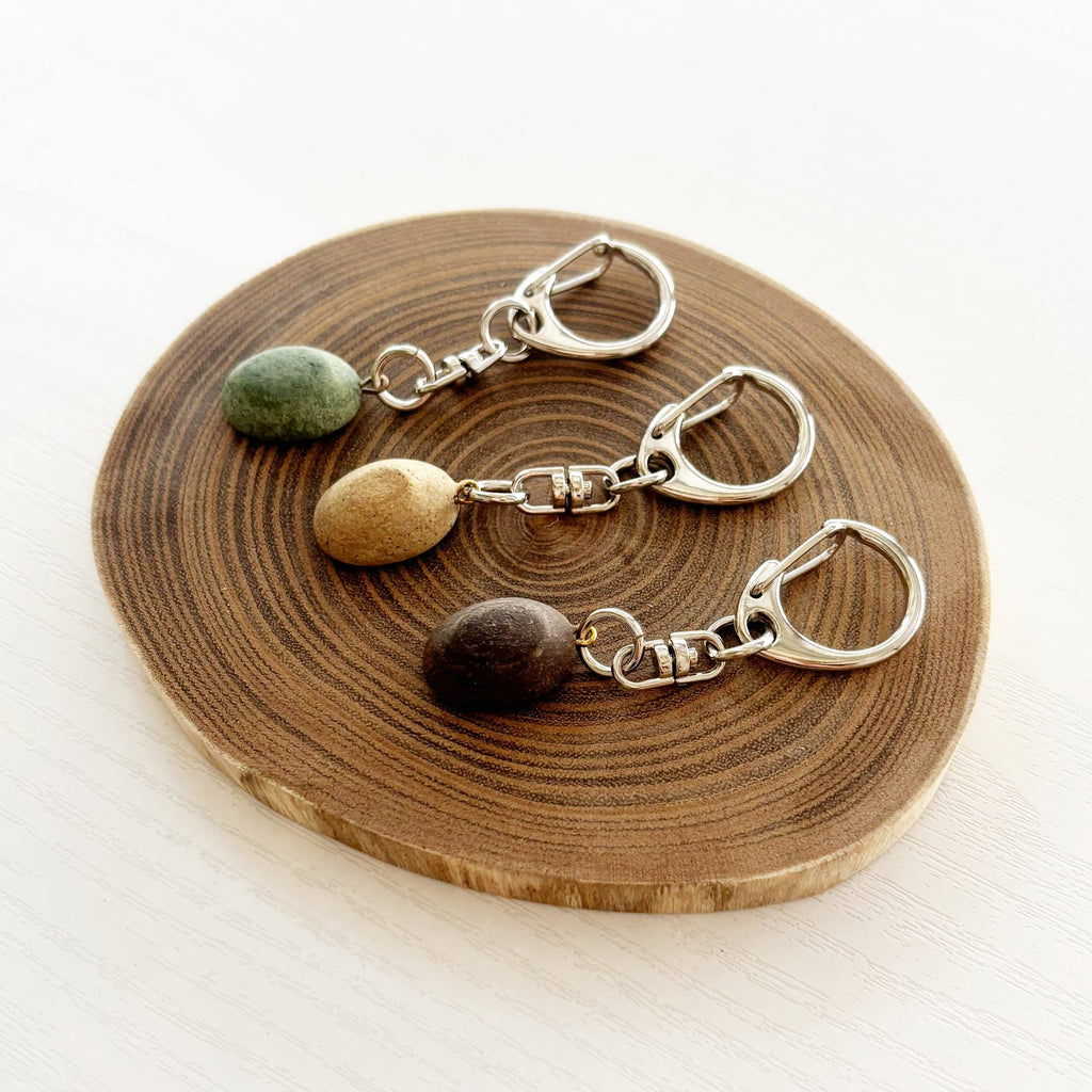 Close-up of the natural stone-like COFFEE STONE key ring texture